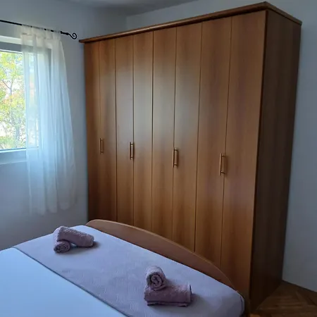 Maja Veli Iž